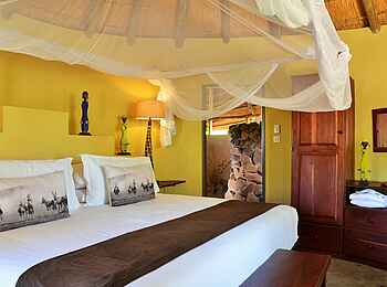 Wildtrack Safaris Eco Lodge: Doppelbett unter Moskitonetz Wildtrack Safaris Eco Lodge: Doppelbett unter Moskitonetz