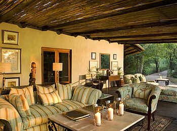 &Beyond Ngala Safari Lodge: Lounge auf der Veranda