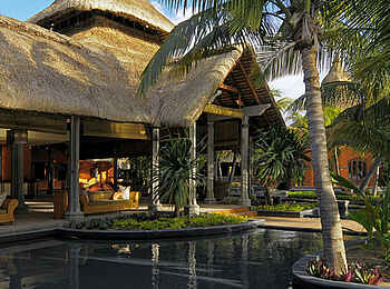 Beachcomber Dinarobin: Teich vor der Lounge Beachcomber Dinarobin: Teich vor der Lounge