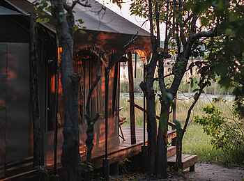 Cha Cha Metsi: Eingang zum Familienzelt Cha Cha Metsi: Eingang zum Familienzelt