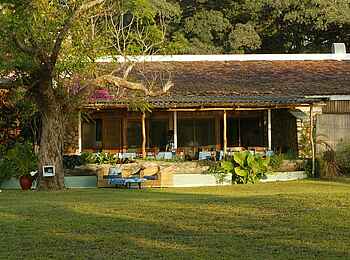 Chintheche Inn: Blick vom Garten auf die Veranda Chintheche Inn: Blick vom Garten auf die Veranda