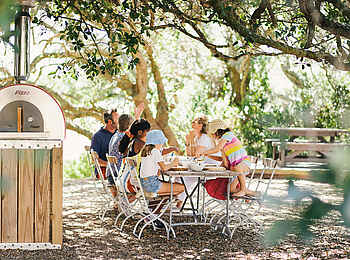 Coot Club: Clubhouse frische Pizza genießen