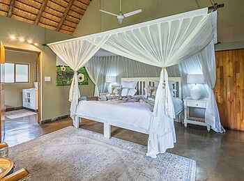 Kambaku Safari Lodge: Family Chalet Bett Kambaku Safari Lodge: Family Chalet Bett
