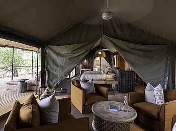 Kiri Camp: Der Wohnbereich im Familienzelt Kiri Camp: Der Wohnbereich im Familienzelt