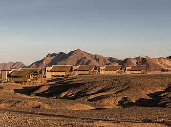 Kulala Desert Lodge: Blick auf die Gästeunterkünfte