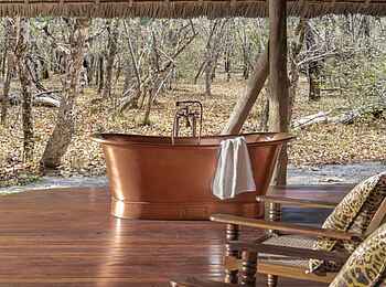 Laba Siwandu Camp: Freistehende Badewanne auf der Veranda 