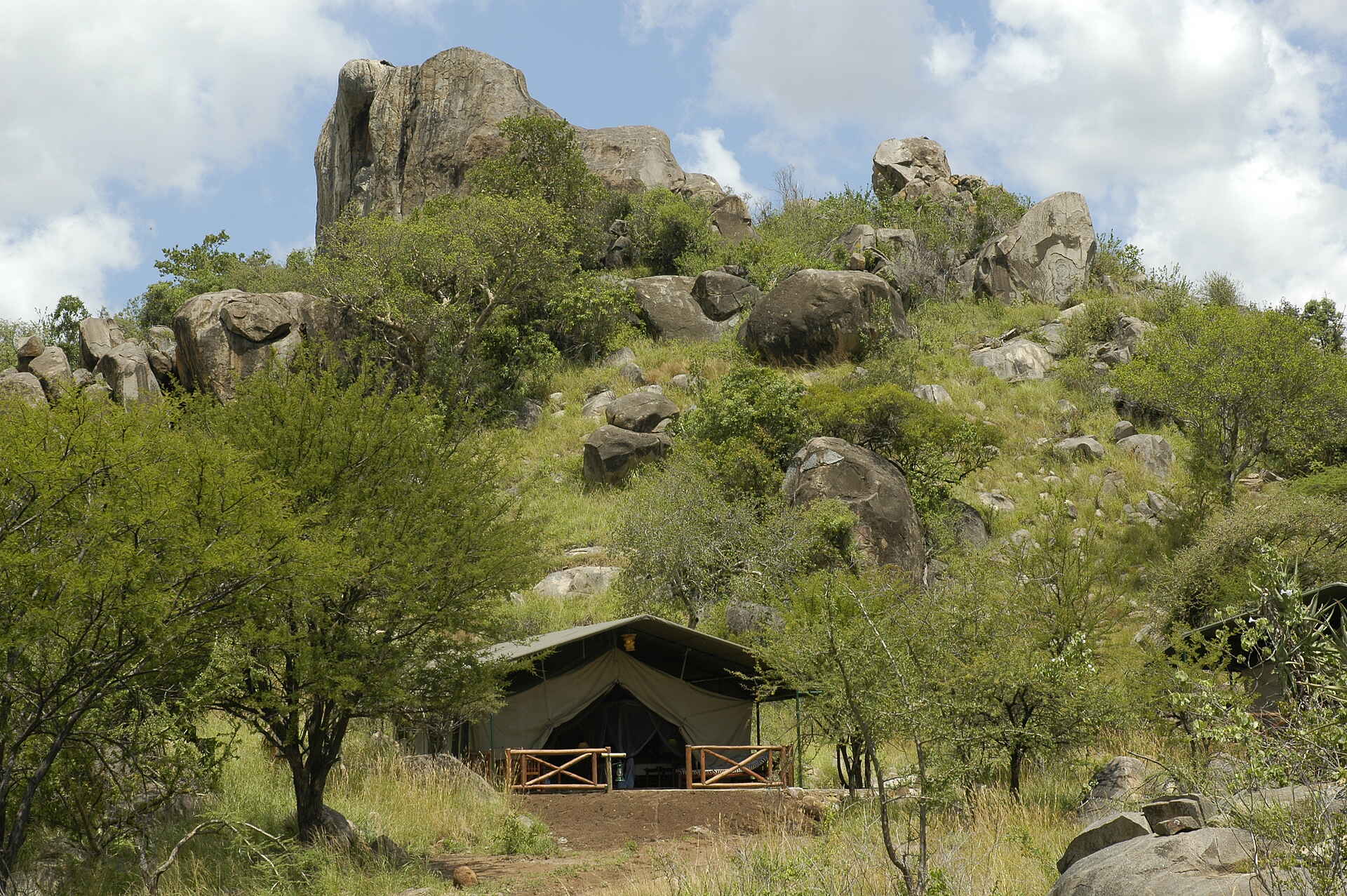 Mbuzi Mawe Serena Camp: Gästezelt unter Felsen Mbuzi Mawe Serena Camp, Serena Hotels, Serengeti, Felsen, Gästezelt, afrikarma, afrikarma Safaris, afrikarma.de, afrikarma Safaris - Wildnis. Hautnah.