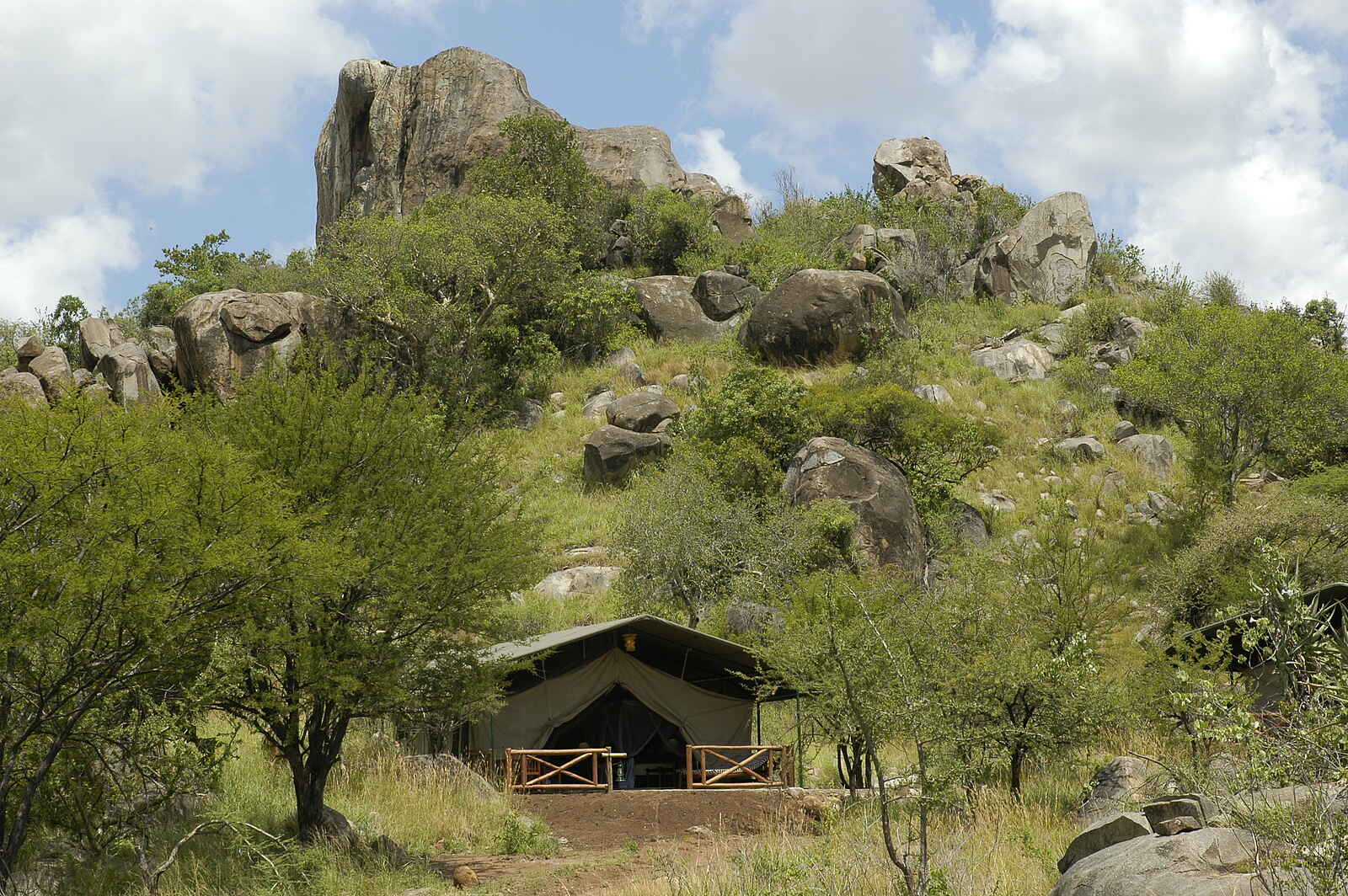 Mbuzi Mawe Serena Camp: Gästezelt unter Felsen Mbuzi Mawe Serena Camp: Gästezelt unter Felsen