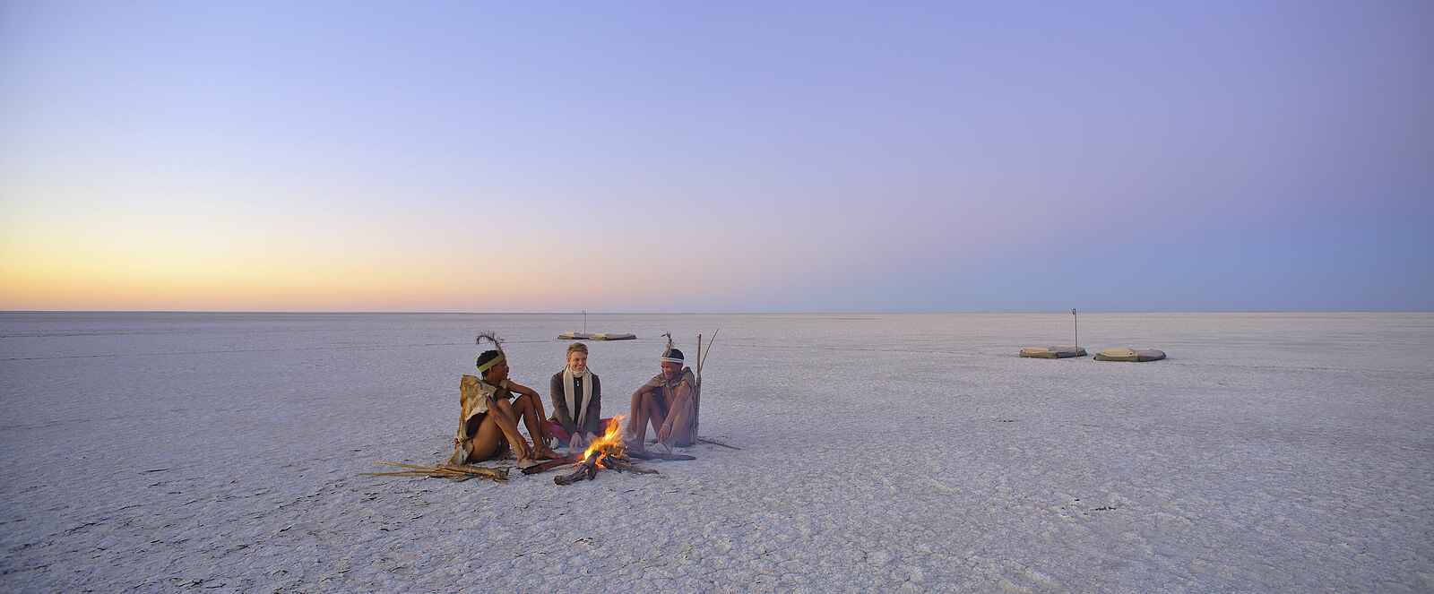 Meno A Kwena: Sonnenuntergang am Lagerfeuer Meno A Kwena: Sonnenuntergang am Lagerfeuer
