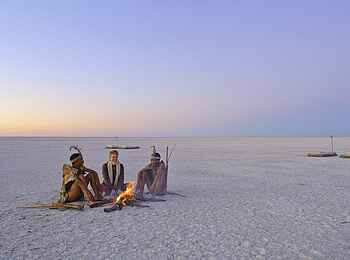 Meno A Kwena: Sonnenuntergang am Lagerfeuer Meno A Kwena: Sonnenuntergang am Lagerfeuer