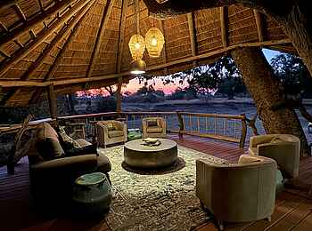 Mwamba Bush Camp: Lounge am Abend Mwamba Bush Camp: Lounge am Abend