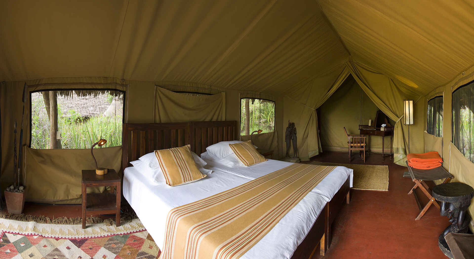 Ngorongoro Conservation Area, Olduvai Camp, Olduvai Gorge, Tanganyika Expeditions, Beistelltisch, Doppelbett, Gästechalet, Afrikarma, Afrikarma Safaris, Afrikarma Safaris - Wildnis. Hautnah., Afrikarma.de