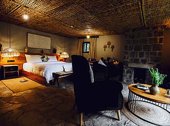 Sambora Kinigi Lodge: Loungebereich in Cottage
