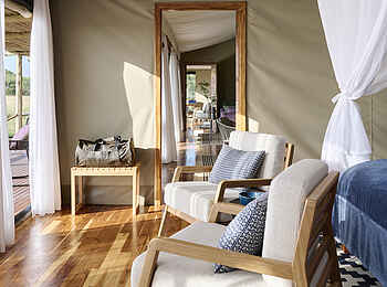 Sanctuary Tambarare Lodge: Helles Zimmer mit Sesseln Sanctuary Tambarare Lodge: Helles Zimmer mit Sesseln