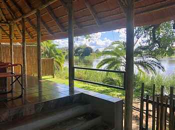 Shametu River Lodge: Am Fluss