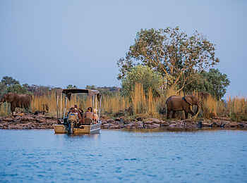 Sindabezi Island Camp: Bootsfahrt auf dem Sambesi