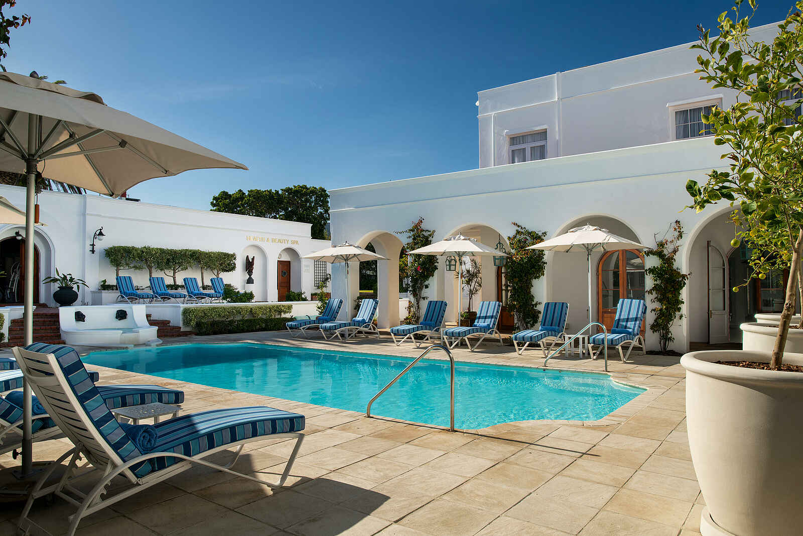 The Marine Hotel: Der beheizte Pool The Marine Hotel: Der beheizte Pool