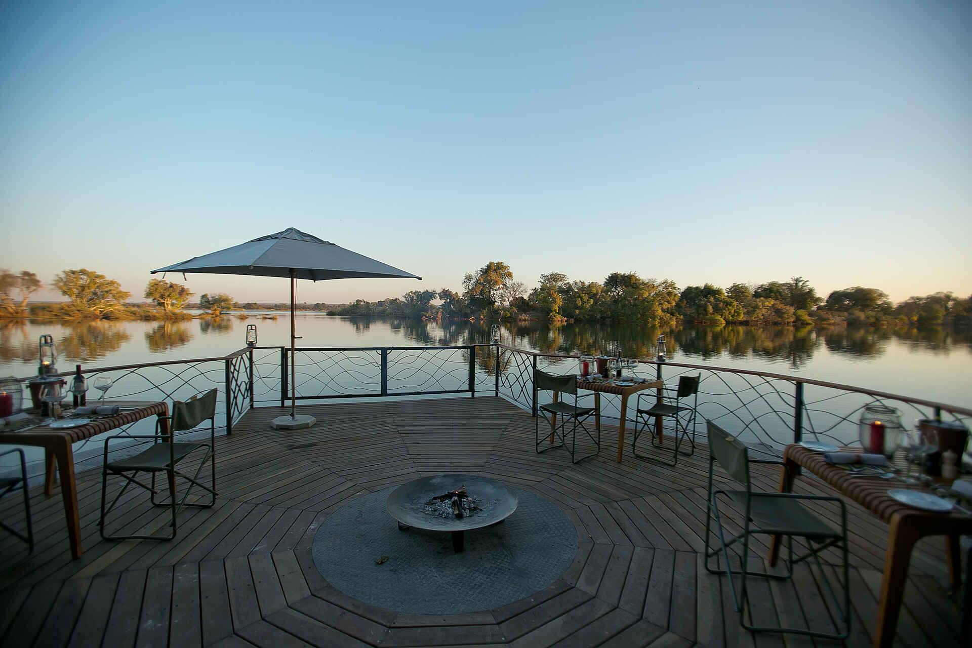 African Bush Camps, Afrikarma Safaris, Afrikarma Safaris - Wildnis. Hautnah., afrikarma.de, Mosi-Oa-Tunya National Park, Sambia, Thorntree, Thorntree River Lodge, Victoria Falls, Zambezi River, Frühstück, Schwimmender Feuerplatz, Sonnenschirm, Afrikarma