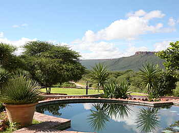Waterberg Guest Farm: Swimmingpool im Sonnenschein Waterberg Guest Farm: Swimmingpool im Sonnenschein
