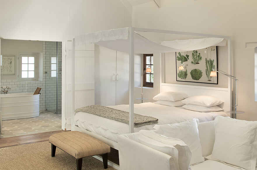 Babylonstoren: Schlafzimmer mit angrenzendem Badezimmer Babylonstoren: Schlafzimmer mit angrenzendem Badezimmer