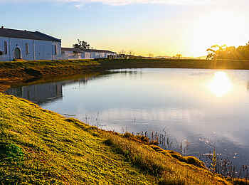 L'Avenir Country Lodge: Damm der Lodge L'Avenir Country Lodge: Damm der Lodge