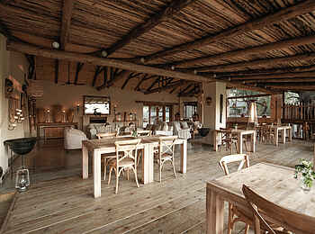 Notten's Bush Camp: Der Essbereich mit Einzeltischen Notten's Bush Camp: Der Essbereich mit Einzeltischen