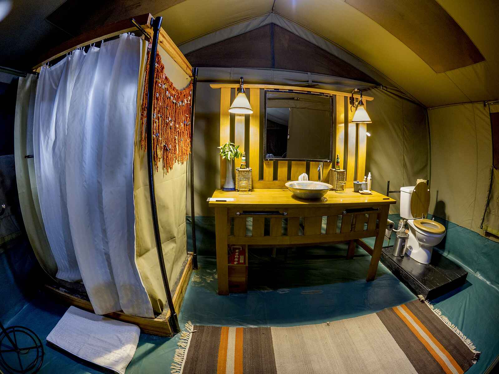 Porini Lion Camp: En-Suite Badezimmer mit Dusche, WC und Waschbecken Porini Lion Camp: En-Suite Badezimmer mit Dusche, WC und Waschbecken