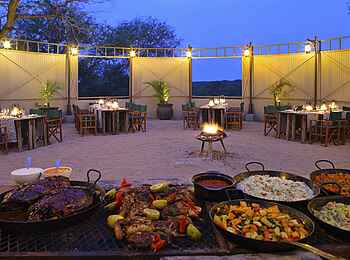 &Beyond Kirkman's Camp: Dinner am Feuer &Beyond Kirkman's Camp: Dinner am Feuer