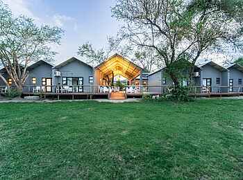 Lenyebi River Lodge: Blick auf die Lodge Lenyebi River Lodge: Blick auf die Lodge