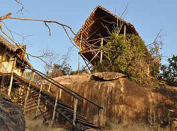 Maweninga Camp: Steile Zugänge zu den Gästechalets