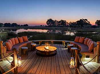 North Island Okavango Safari Camp: Ein Lagerfeuer zum Sonnenuntergang