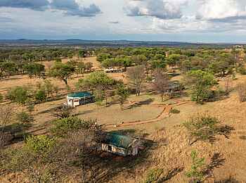 Ole Serai Luxury Camp - Kogatende: Gästeunterkünfte aus der Vogelperspektive Ole Serai Luxury Camp - Kogatende: Gästeunterkünfte aus der Vogelperspektive