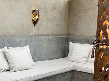 Olive Grove Guesthouse: Sitzecke mit Wandleuchten