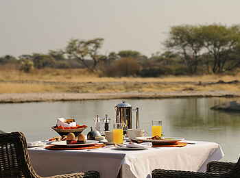 Onguma Bush Camp: Frühstück am Wasserloch