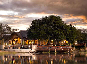 Simbavati Waterside Lodge: Blick auf die Lodge Simbavati Waterside Lodge: Blick auf die Lodge