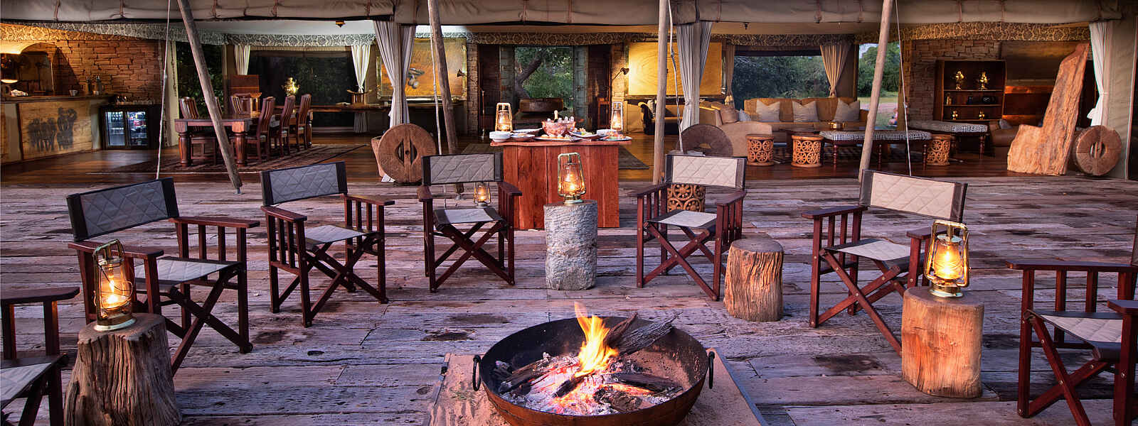 Tembo Plains Camp: die Boma mit Lounge im Hintergrund Tembo Plains Camp: die Boma mit Lounge im Hintergrund