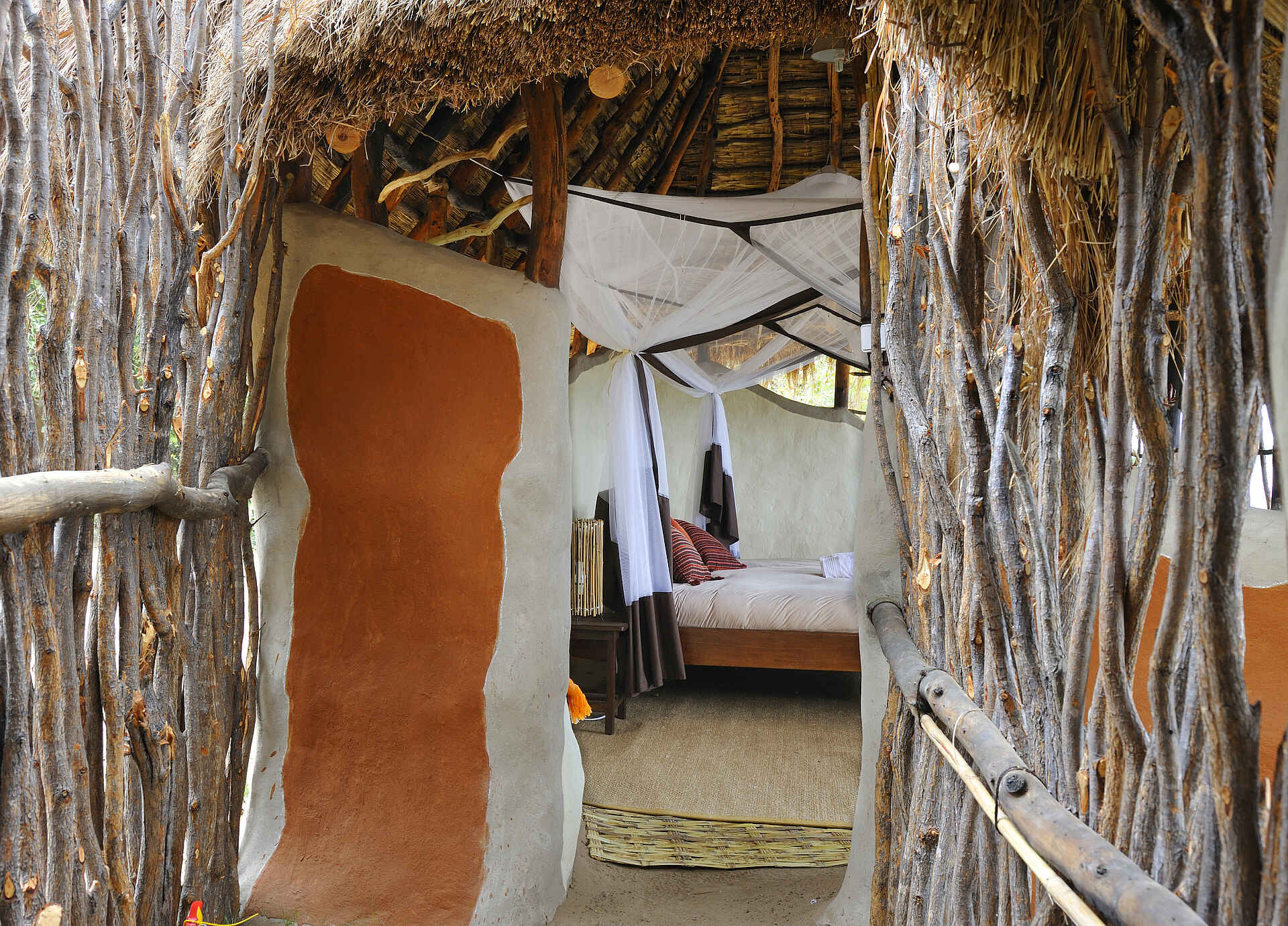 Camping, Chongwe Safaris, Goba People, Insel, Kanusafari, Kanu-Safari, Lower Zambezi, Mugurameno, Tsika Island, Tsika Island Canoeing Camp, Doppelbett, Durchgang, Gästechalet, Moskitonetz, Afrikarma, Afrikarma Safaris, afrikarma Safaris - Wildnis. Hautnah., Afrikarma.de