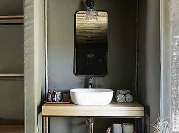 Victoria Falls River Lodge: Das Bad des Luxury Familienzelts