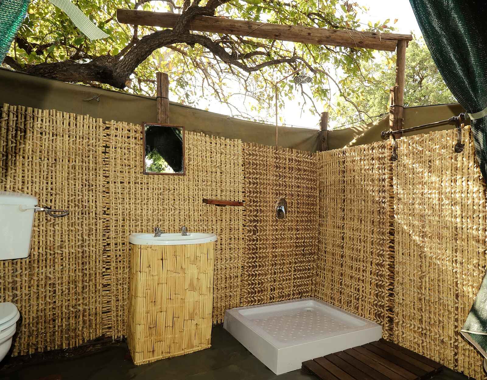 Chilo Mahove Tented Camp: Halboffenes Bad Chilo Mahove Tented Camp: Halboffenes Bad