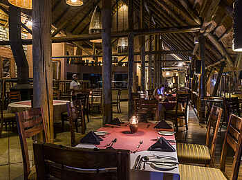 David Livingstone Safari Lodge: Essensbereich am Abend David Livingstone Safari Lodge: Essensbereich am Abend