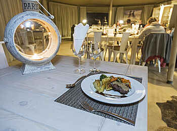 Desert Hills Glamping: Abendessen bei Kerzenlicht Desert Hills Glamping: Abendessen bei Kerzenlicht