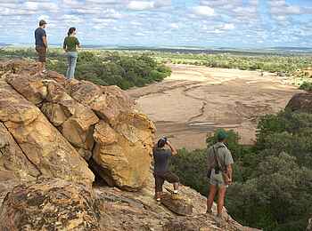 Mashatu Game Reserve: Felsen oberhalb des Majale River