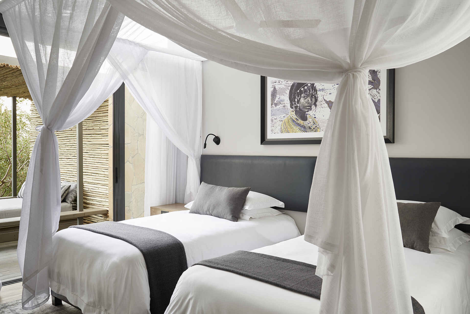 Afrikarma, Afrikarma Safaris, Afrikarma Safaris - Wildnis. Hautnah., Afrikarma.de, Bild, Decken, Kissen, Lampe, Moskitonetz, Sanctuary Olonana Geoffrey Kent Suite, Twin-Betten