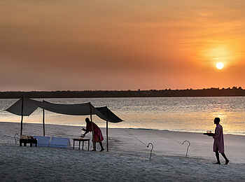 andBeyond Mnemba Island Lodge: Sundowner am Strand