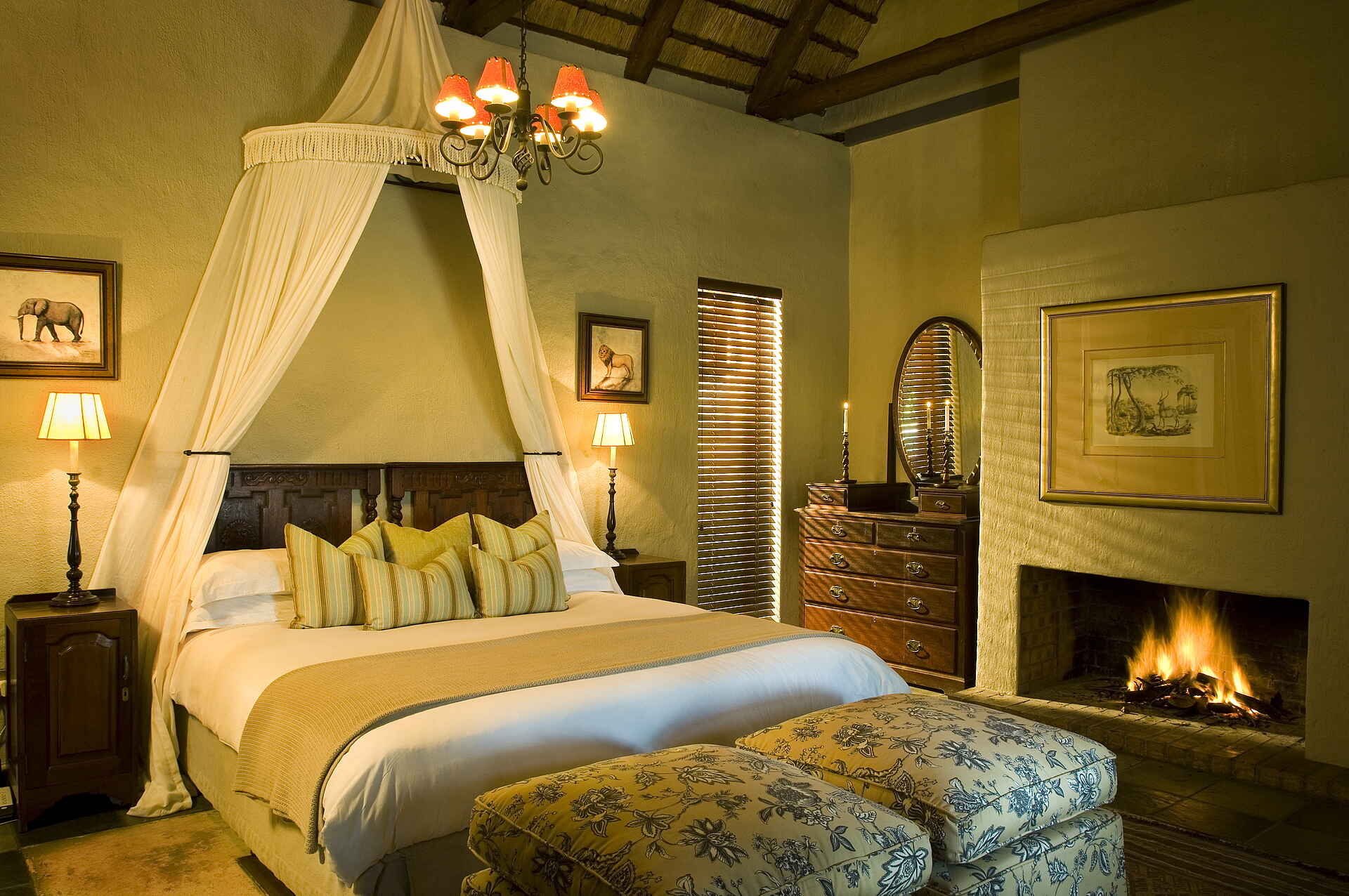 &Beyond, Krüger Nationalpark, Ngala Safari Lodge, Südafrika, Ausstattung, Bett, Cottage, Dekoration, Doppelbett, Gästeunterkünfte, Inneneinrichtung, Feuer, Spiegel, Afrikarma, Afrikarma Safaris, Afrikarma Safaris - Wildnis. Hautnah., Afrikarma.de