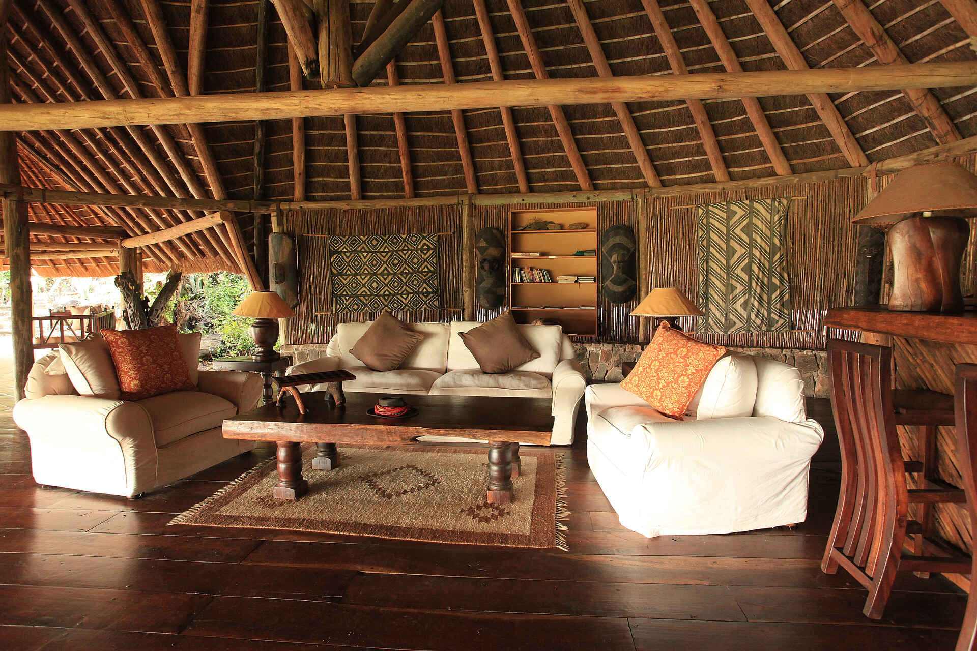 Apoka Safari Lodge: Sitzgruppe in der Lounge