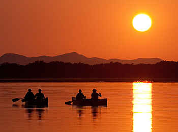 Chiawa Camp: Kanus im Sonnenuntergang