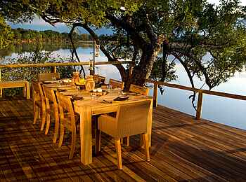 Chindeni Bushcamp: Lunch auf dem Deck Chindeni Bushcamp: Lunch auf dem Deck