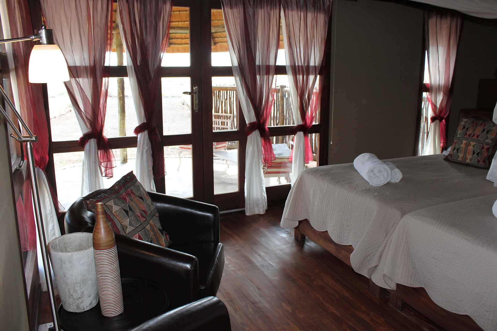 Dünen, Hoodia Desert Lodge, Namib, Namib-Naukluft, Sesriem, Sossusvlei, Wüste, Gästechalet, Lampe, Sessel, Afrikarma, Afrikarma Safaris, Afrikarma.de