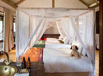 Khayelitshe House: Waschtisch und Betten Khayelitshe House: Waschtisch und Betten